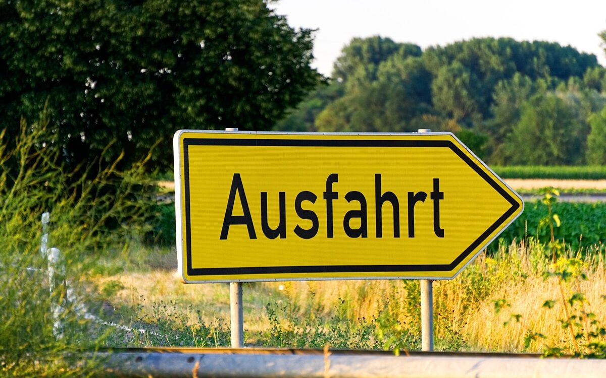 Ein gelbes Ausfahrt-Schild auf einer Bundesstraße Ein gelbes Ausfahrt-Schild auf einer Bundesstraße